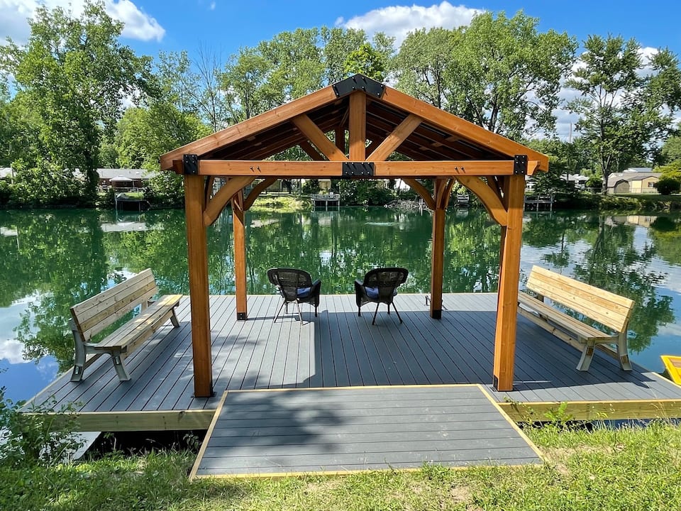 This Cozy LakeFront Vacation Home That You Need To Visit Mainstream
