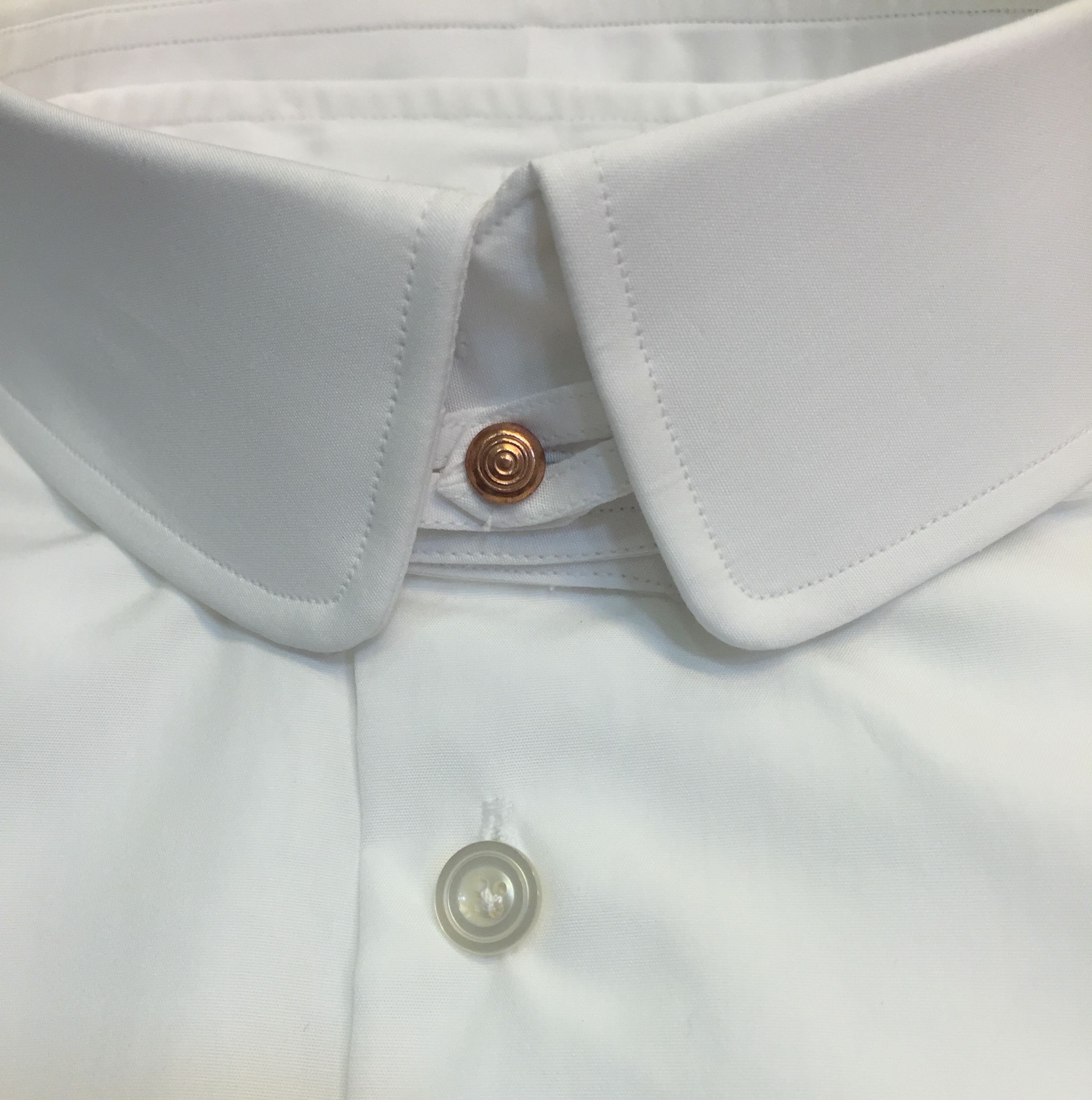 Le col Anglais pour votre chemise sur mesure Maison Courtot Paris