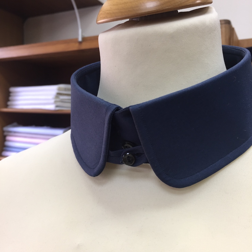 Le col Anglais pour votre chemise sur mesure Maison Courtot Paris