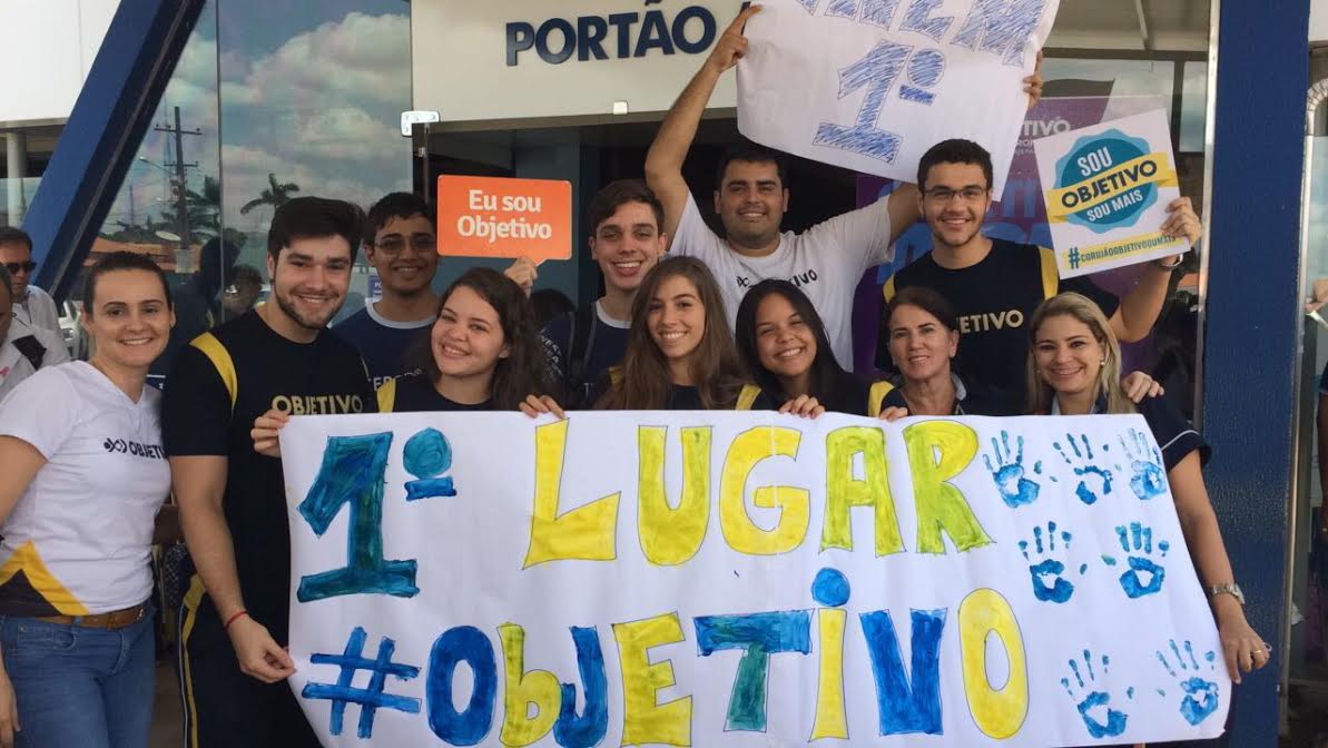 Festa alunos do Colégio Objetivo comemoram primeiro lugar