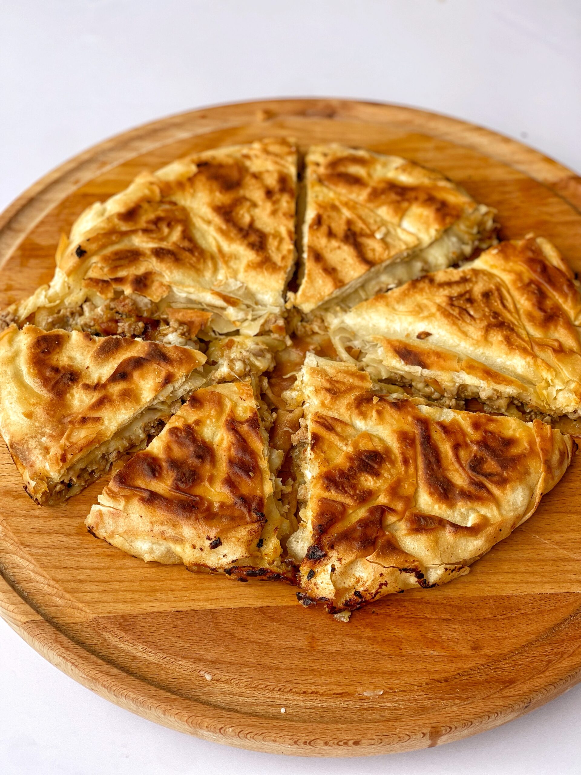 Hrskavi burek sa mesom i sirom iz tave Mirisi Iz Majine Kuhinje