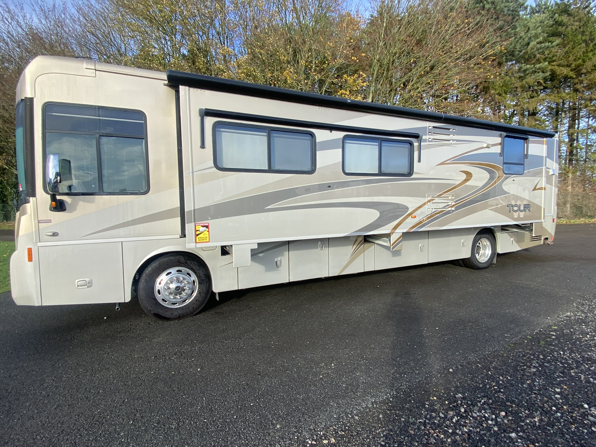 2010 Winnebago Tour 40CD for Sale Luxurious Motorhome Majestic RV