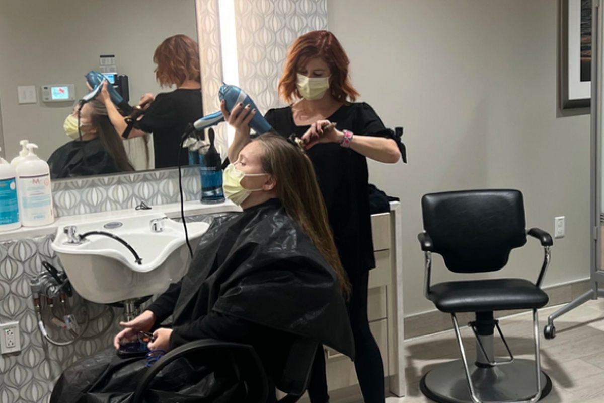 Mom of girl born prematurely opens hair salon in hospital to pamper