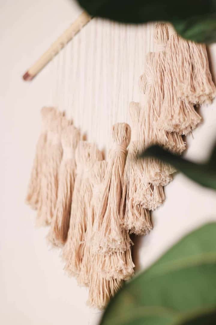 Stylish DIY Yarn Wall Hanging Tutorial » with video + inexpensive supplies