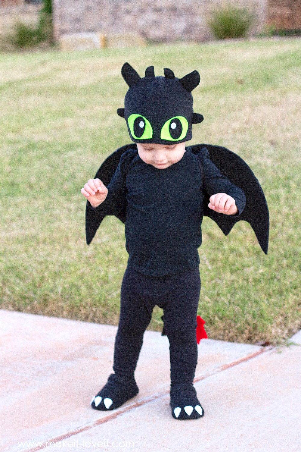 DIY Toothless Costume...from "How To Train Your Dragon"