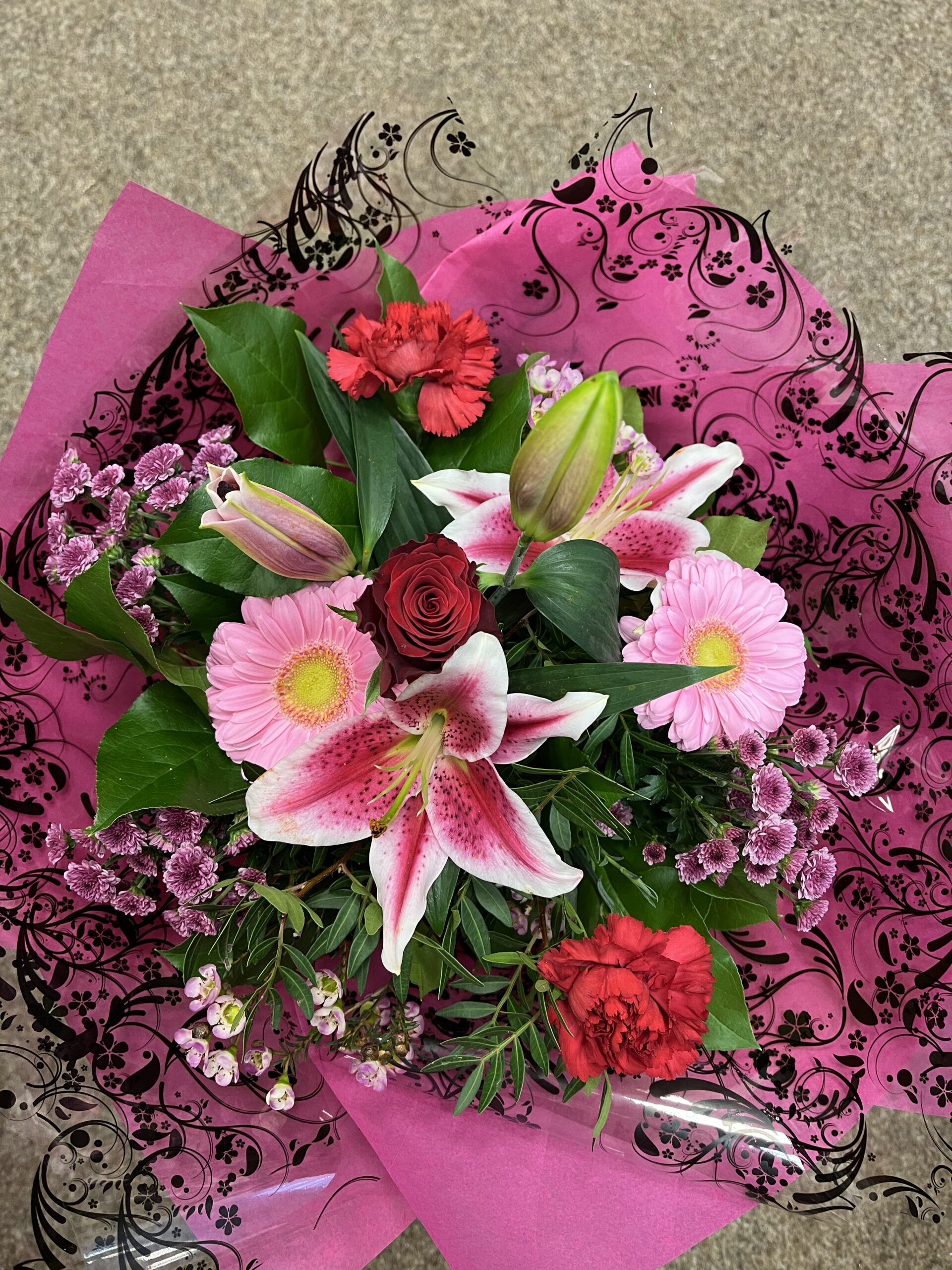 LOVE AT FIRST KISS HAND TIED Make my day flowers Limited