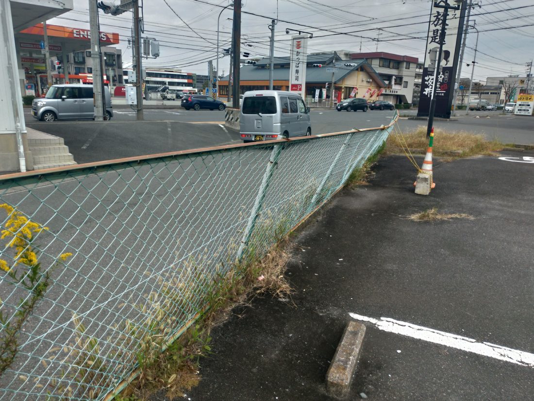 スチール製のメッシュフェンスはリーズナブル商品で、店舗や各種施設等で数多く使用されています。 株式会社メイク