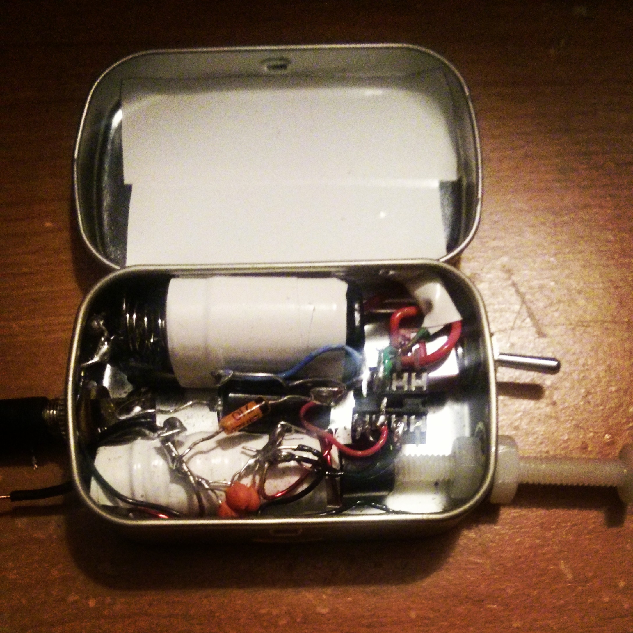makeRF An LM386 Powered Crystal Radio in an Altoids Smalls Tin