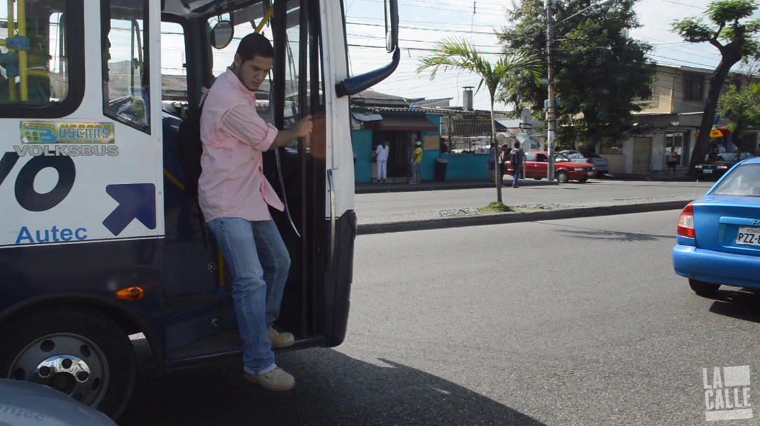 Bajarse del bus con estas instrucciones es fácil Makia Latinoamérica