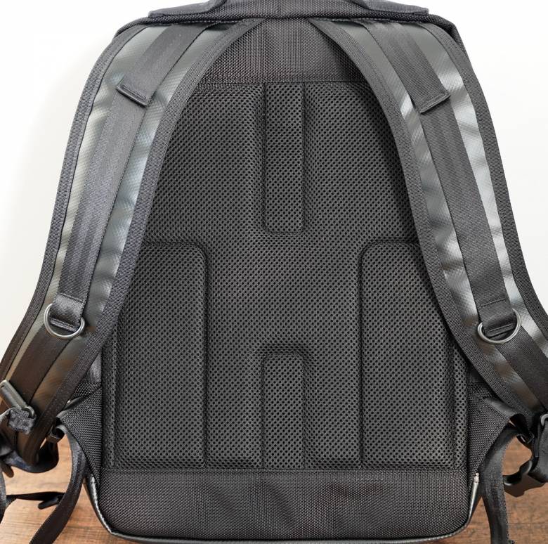 【PORTER HEAT DAYPACKレビュー】多彩なポケットと高耐久をほこる大人のビジネスリュック マクリン