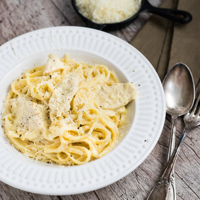 Massa ao Molho Alfredo com Frango Malas e Panelas
