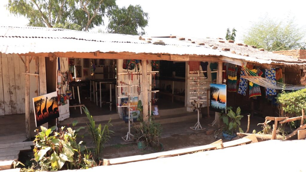 Shopping at Bamboo Shop in Nkhata Bay｜Malawi Travel and Business Guide