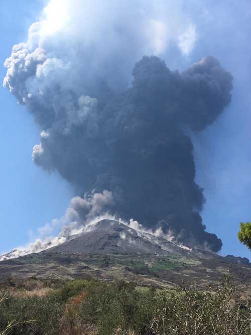 Gunung berapi Stromboli meletus kali kedua