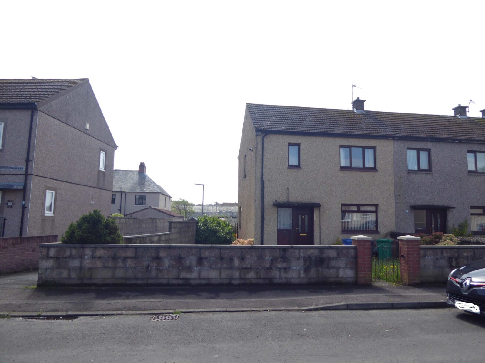 HIGHLY DESIRABLE END TERRACED VILLA IN NEED OF UPGRADE WITH TWO DOUBLE