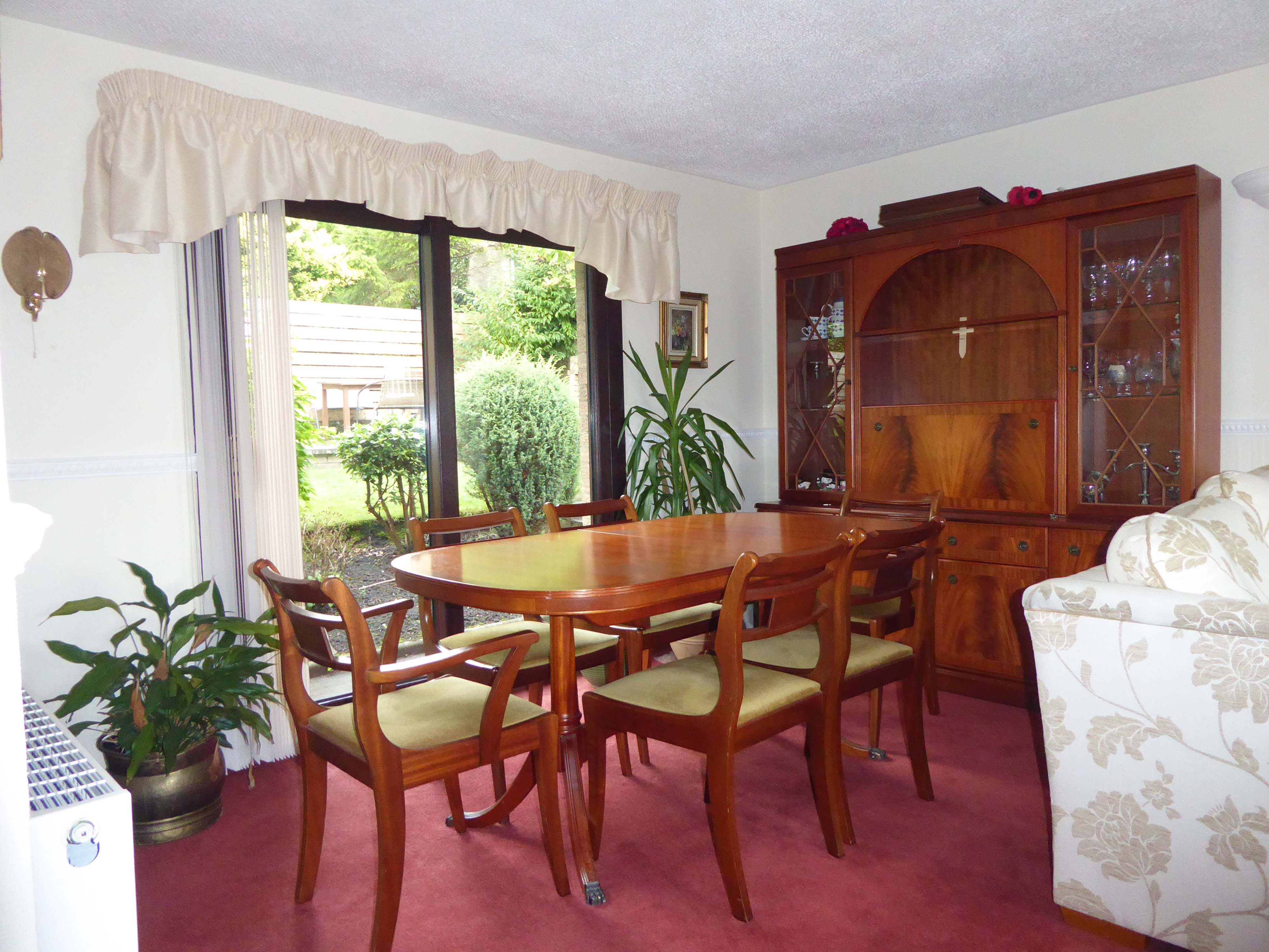 DESIRABLE AND EXCEPTIONALLY SPACIOUS DETACHED 5 BED SPLIT LEVEL HOUSE