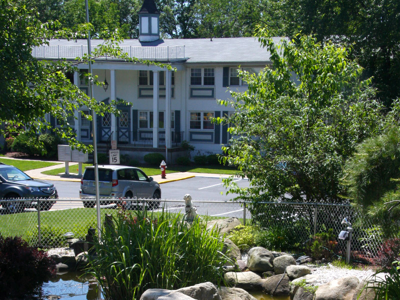 Colonial Style Garden Apartments for Rent in Mahwah, NJ Mall & Starview