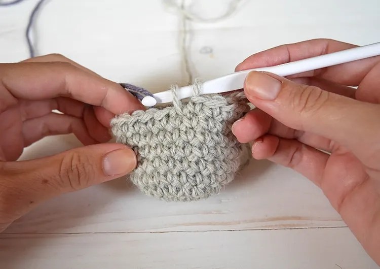How to seamlessly change colors in crochet in the round