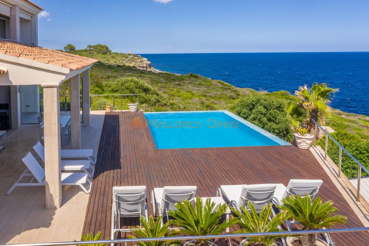 Se vende maravillosa casa unifamiliar en primera línea del mar de Cala