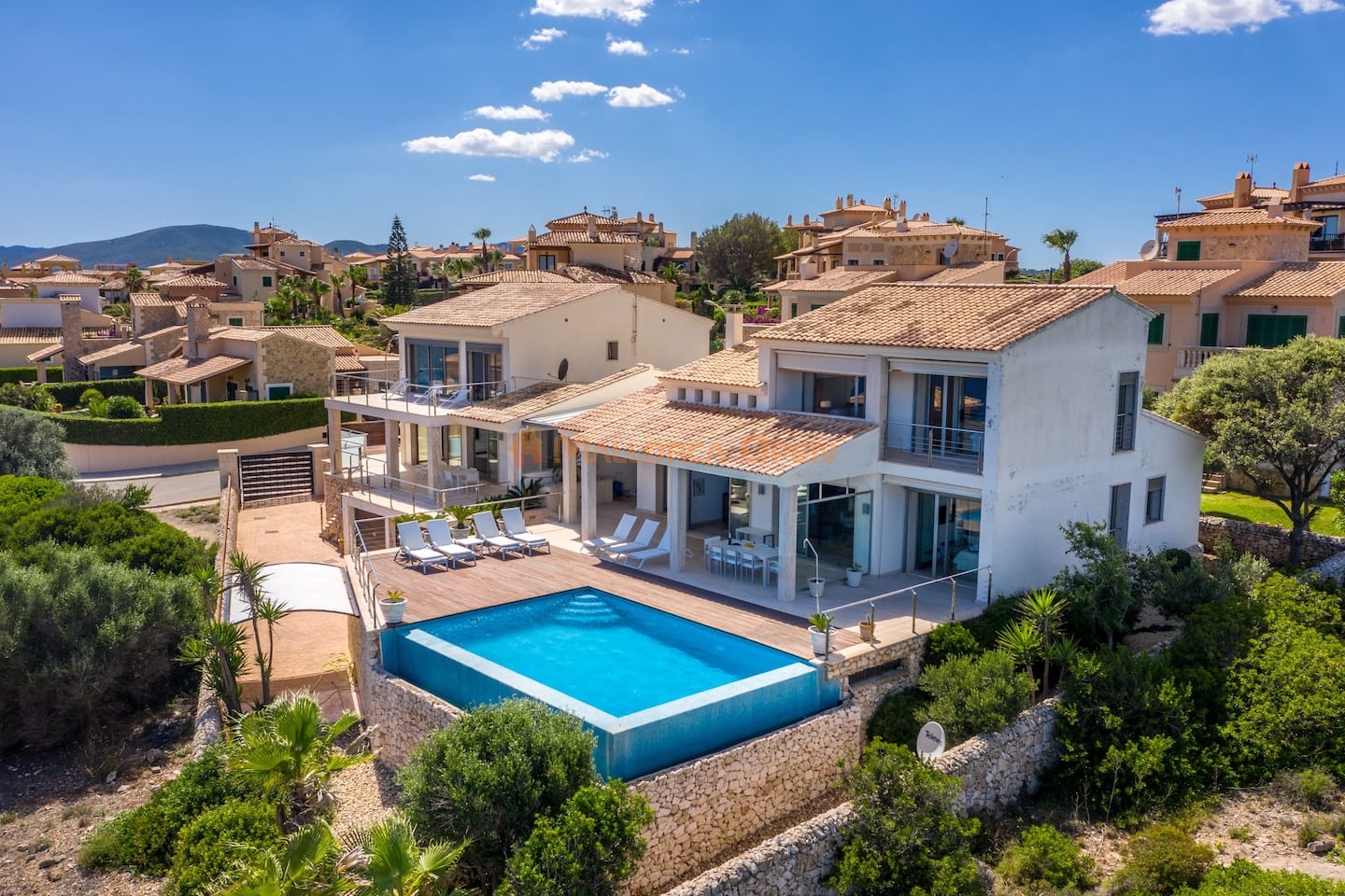 Se vende maravillosa casa unifamiliar en primera línea del mar de Cala