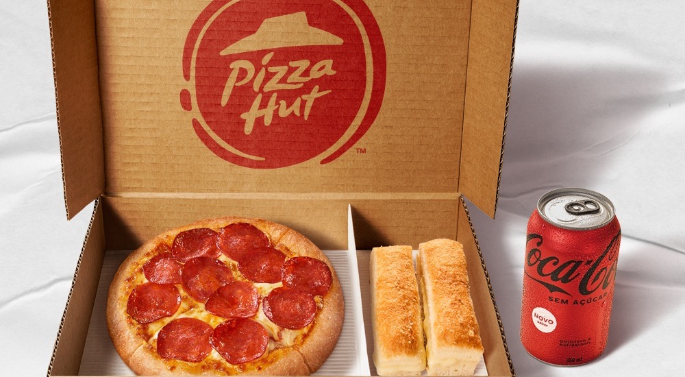 No Mês da Pizza, Pizza Hut cria quarto personalizado na Housi Divirta
