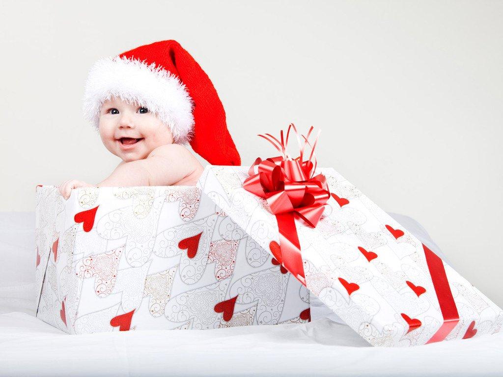 33 Absolutely Cute Babies And Their First Christmas Photo shoot
