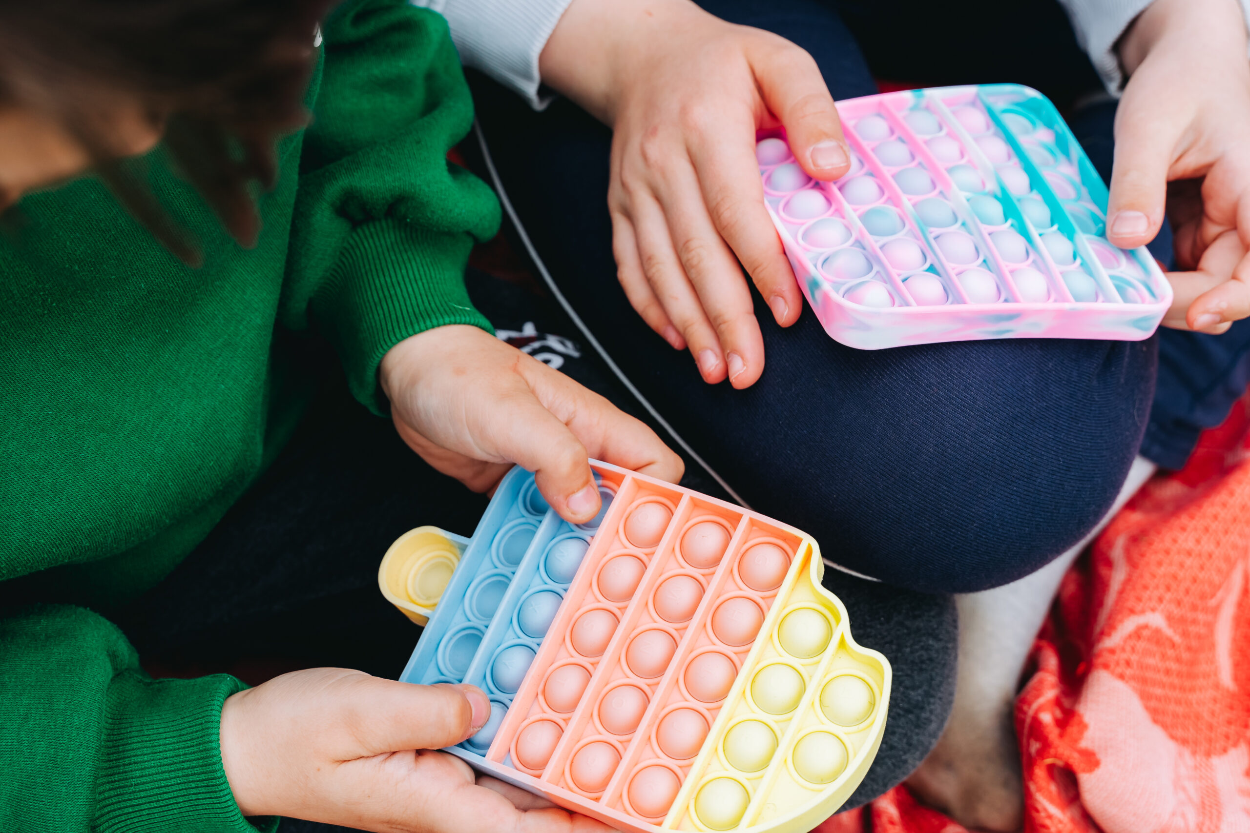 Manfaat Pop It Bubble, Peningkat Perkembangan Sensorik Balita! - Mamapapa.id