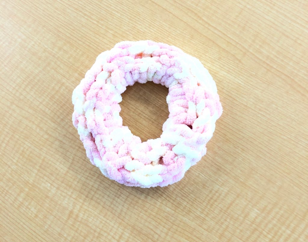 道具を使わない！小さな子どもでも作れる指編みシュシュの作り方・編み方 MaMarché