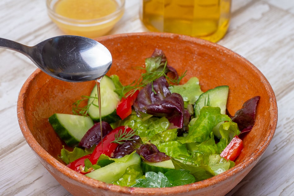 Super nem og lækker salatdressing med revet citron, honning og sennep