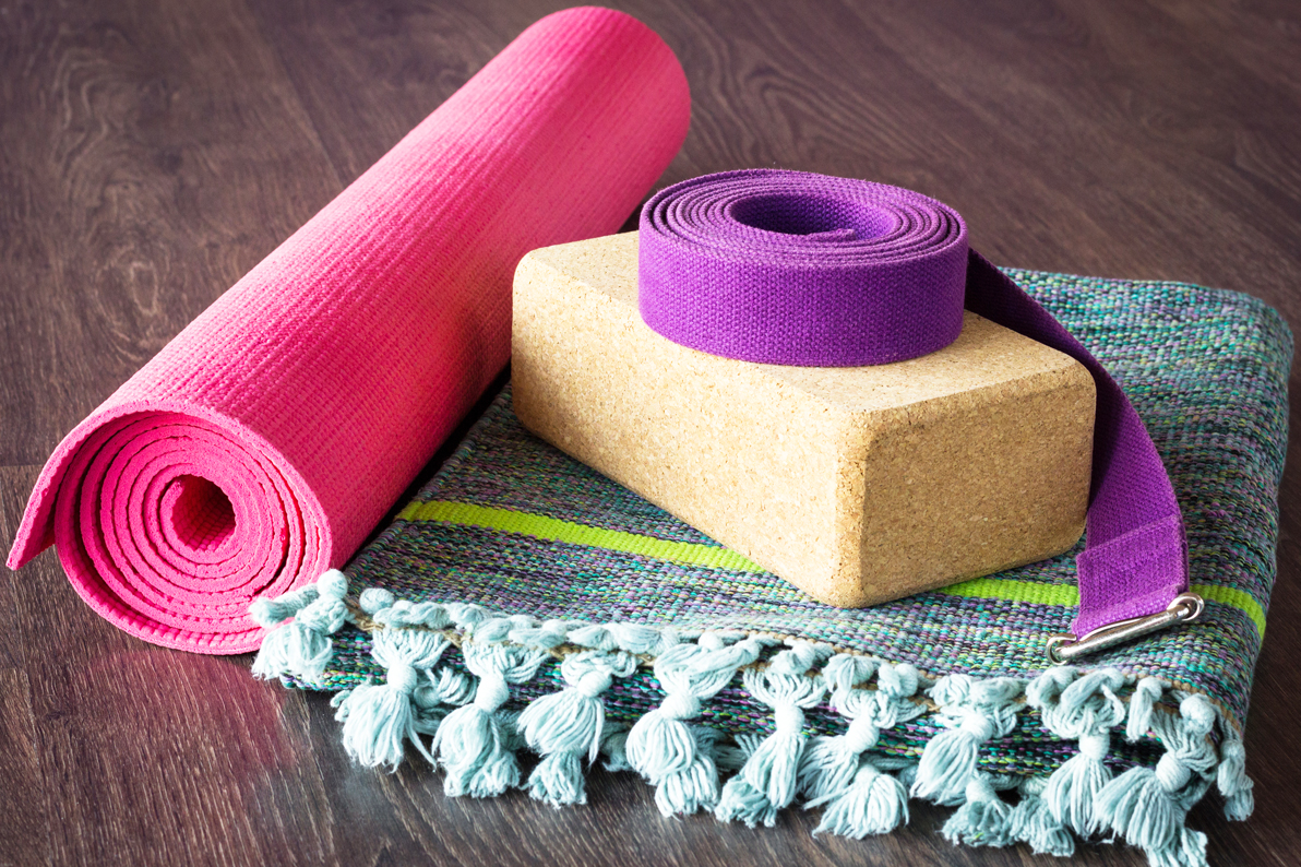 ヨガプロップスの種類と使い方。おすすめブランドと選び方とは？ 資格のマナビバ
