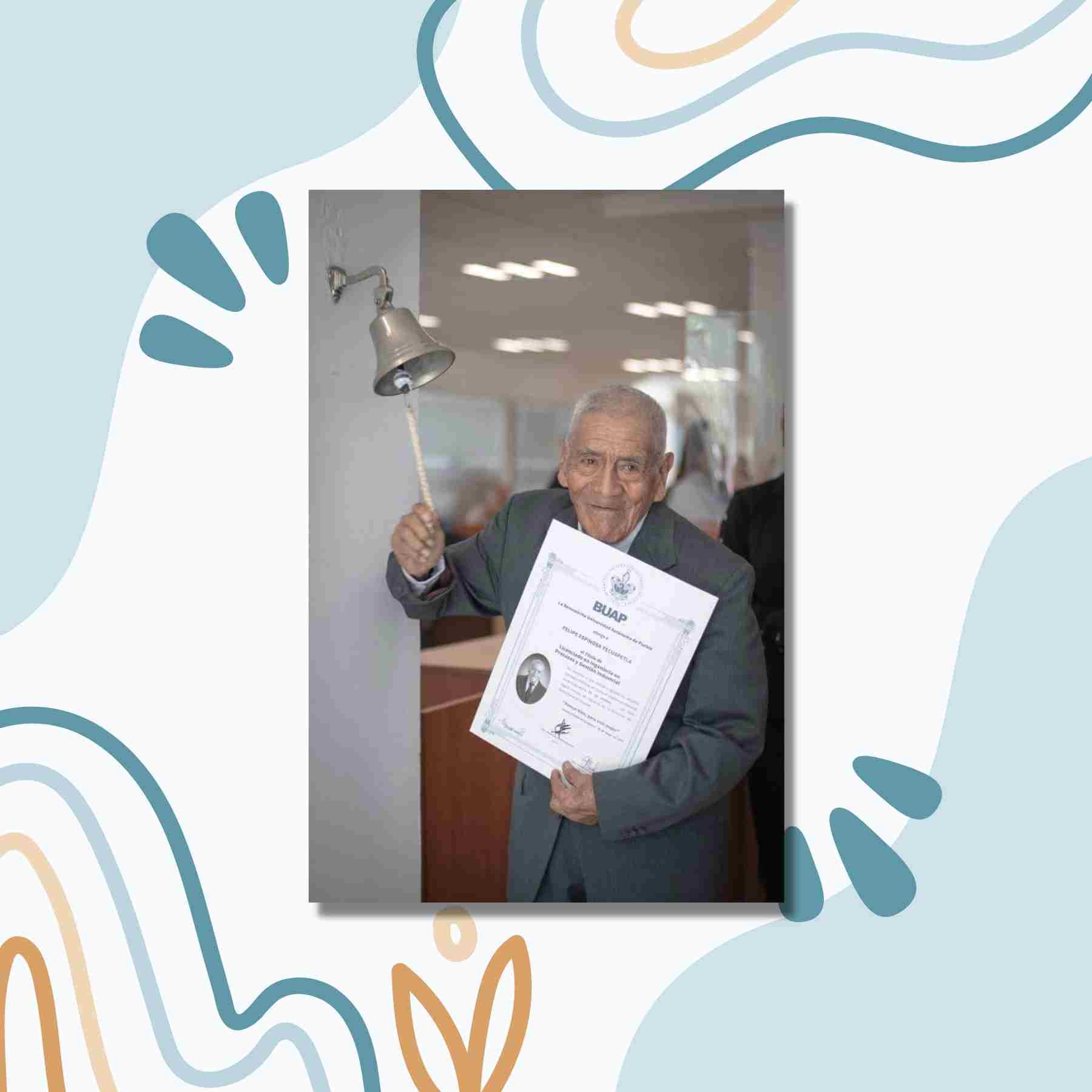Don Felipe, de 86 años, recibió su título profesional de la BUAP