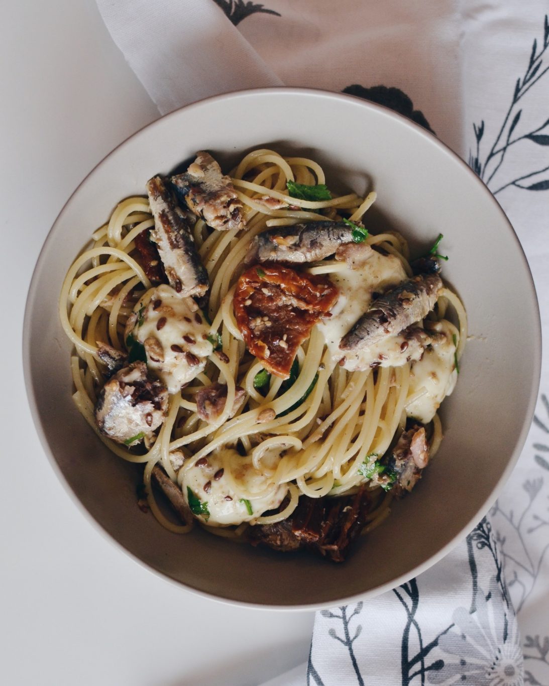 Pasta me sardele, domate te thara dhe mocarela