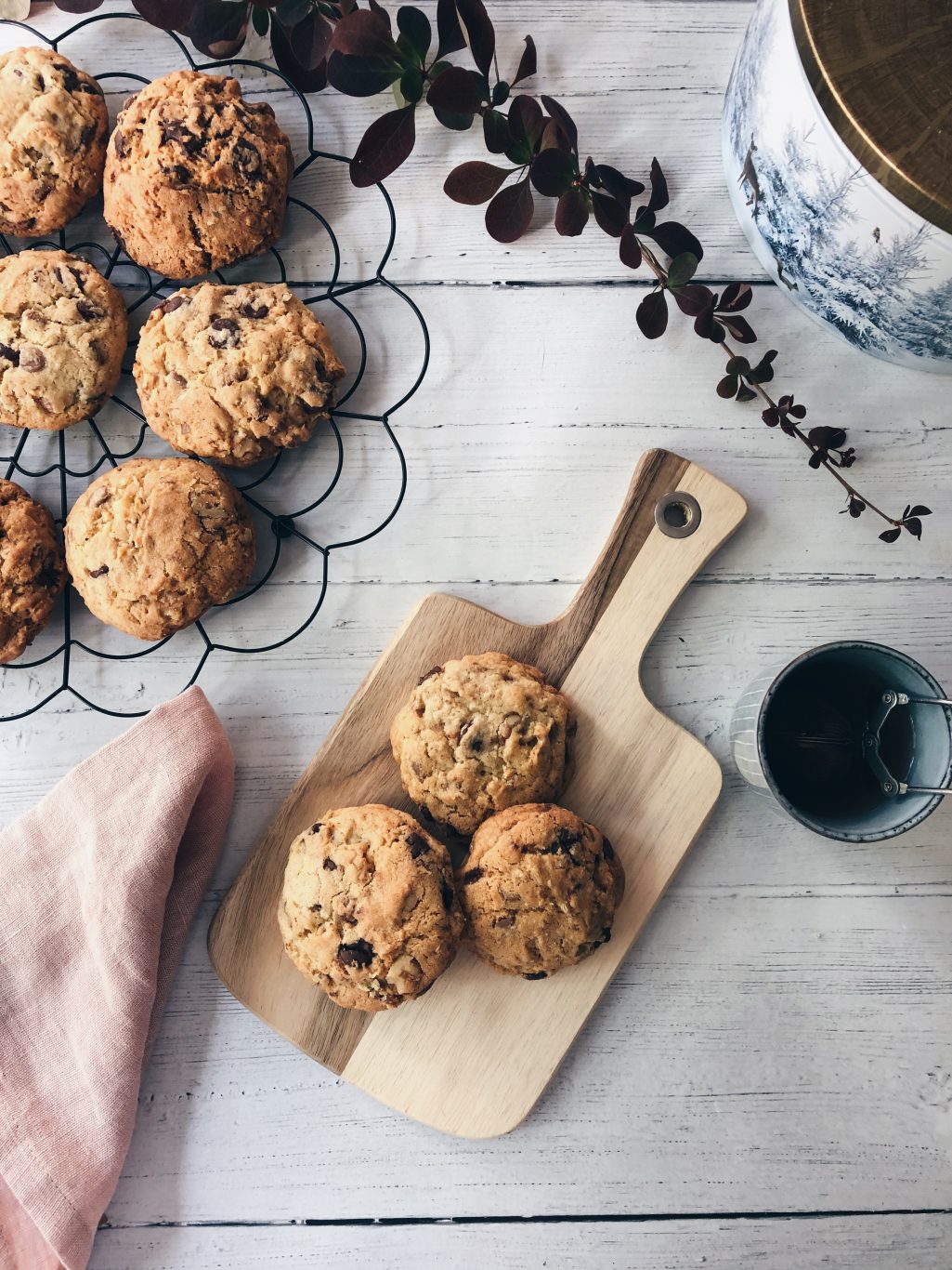 Walnut and chocolate chips cookies