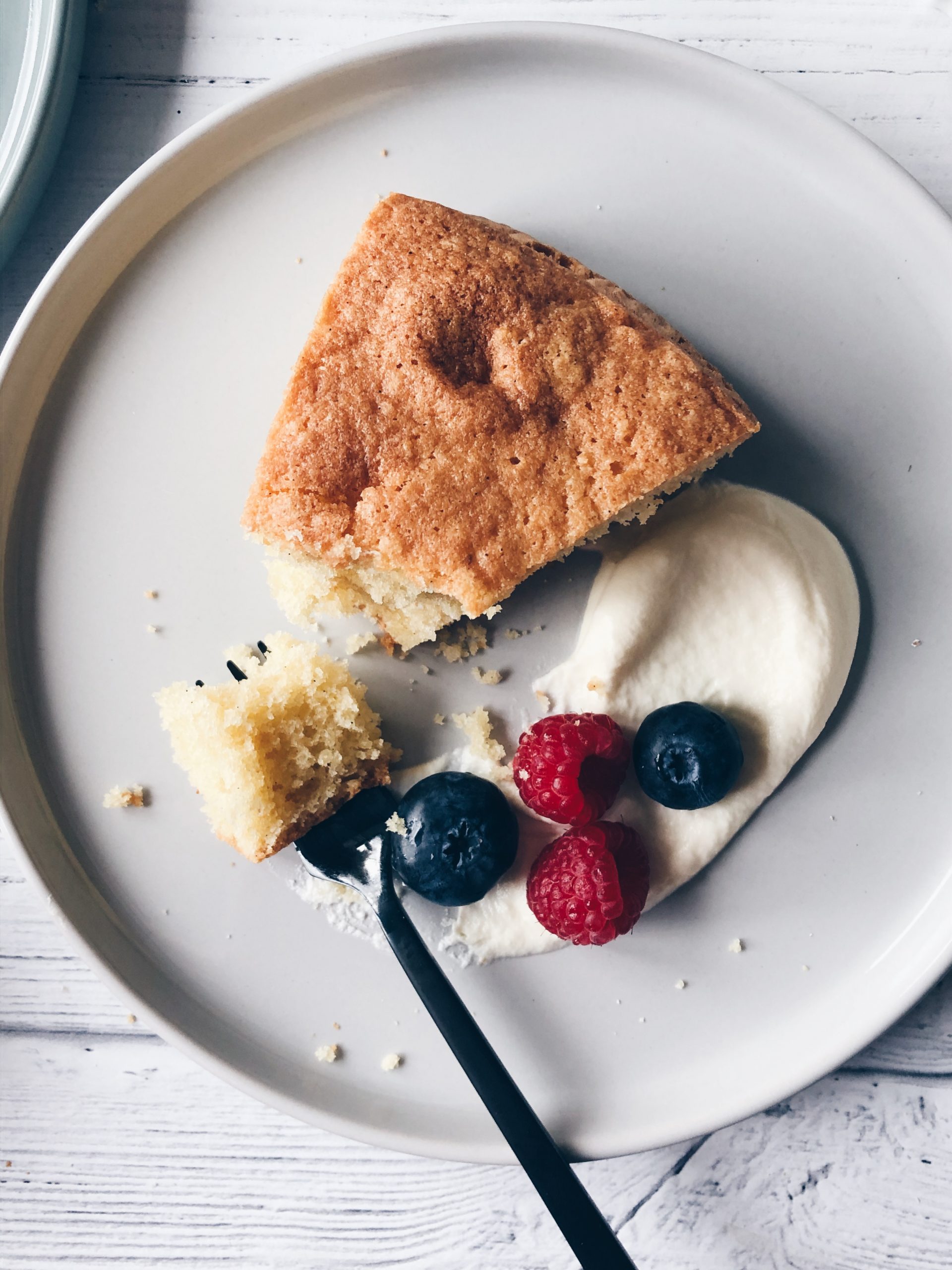 Simple almond cake