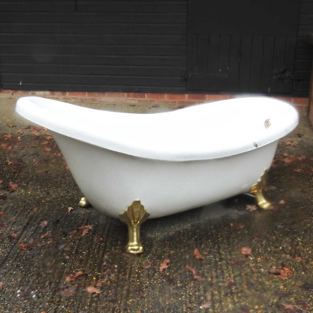 Lot 21 A resin slipper bath,