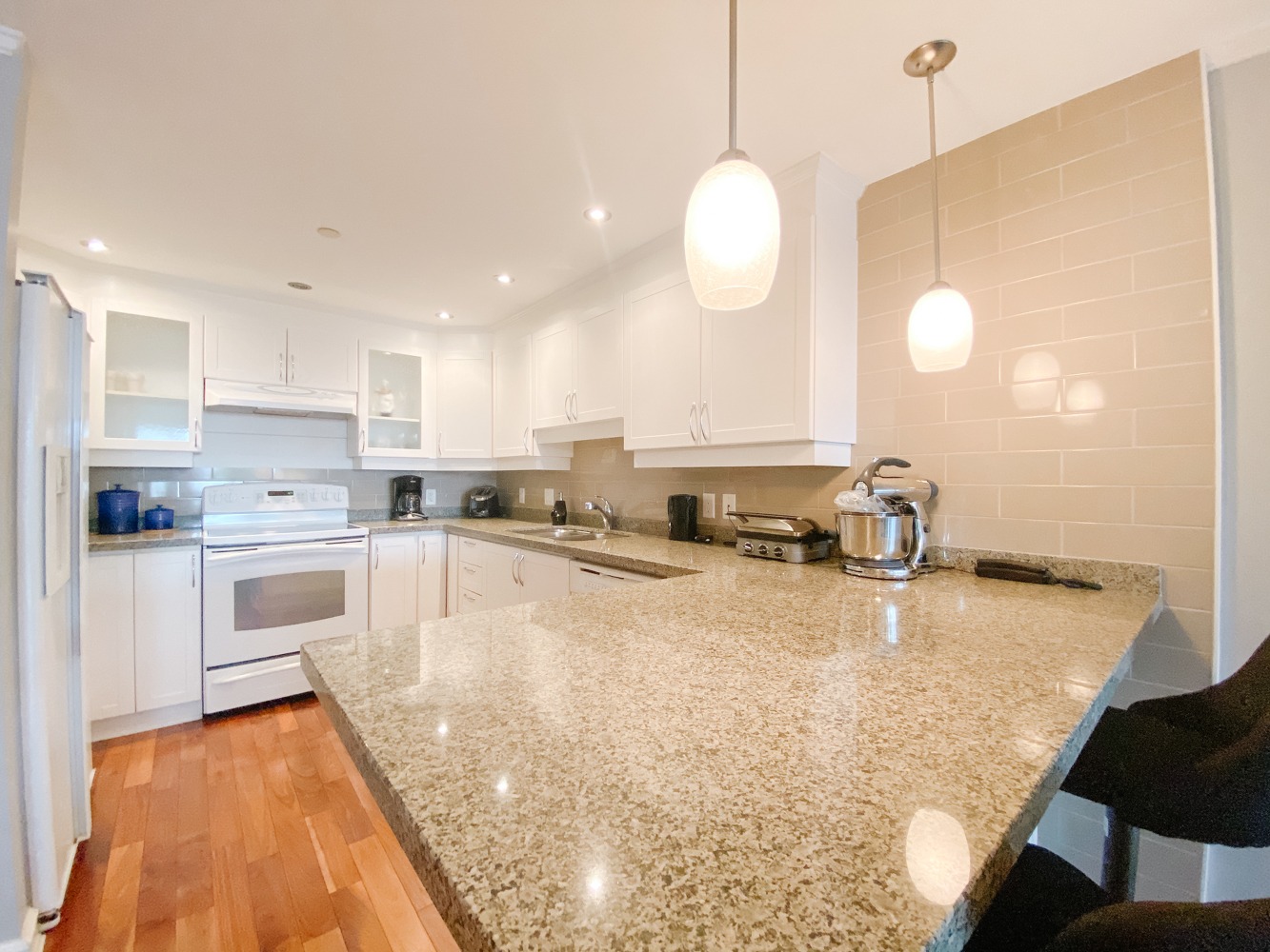 Dundarave Landing! Mander Group West Vancouver Rentals