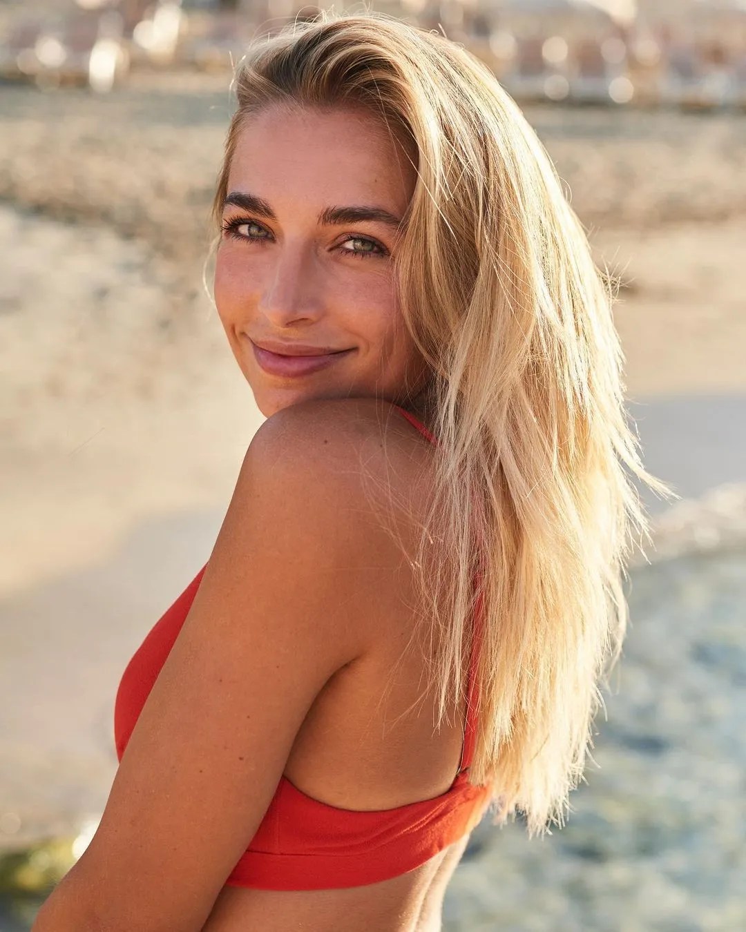 FOTO Shelly Sterk (31) verovert Instagram in bikini op het strand