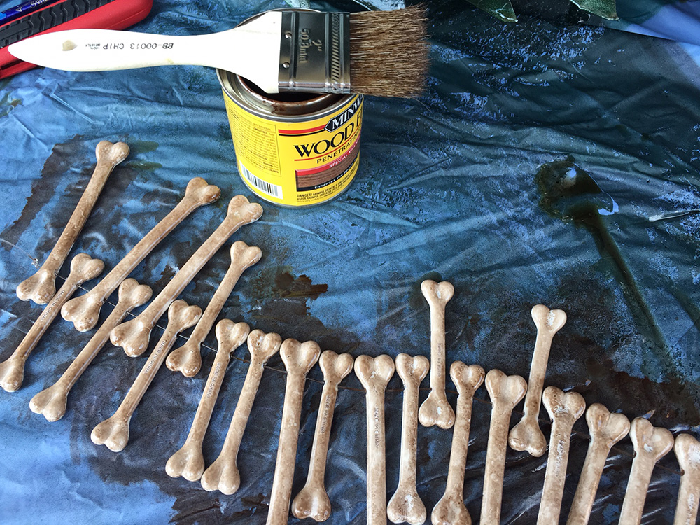 How to make plastic bones look aged and dirty Manning Makes Stuff