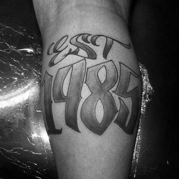 30 EST Tattoo Designs für Männer Birth Year Ink Ideen Mann Stil