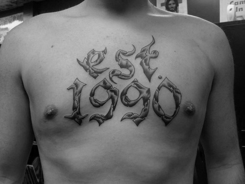 30 EST Tattoo Designs für Männer Birth Year Ink Ideen Mann Stil