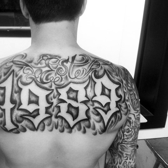 30 EST Tattoo Designs für Männer Birth Year Ink Ideen Mann Stil