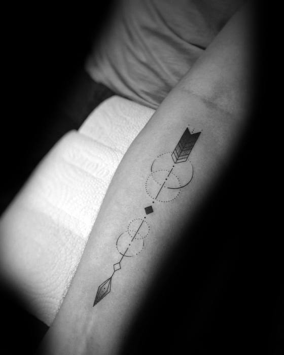 40 geometrische Pfeil Tattoo Designs für Männer scharfe Geometrie