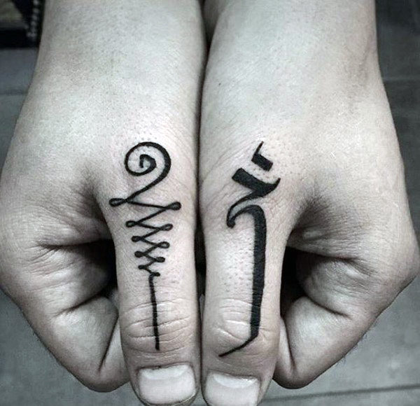 90 Daumen Tattoos für Männer links und rechts Digit DesignIdeen