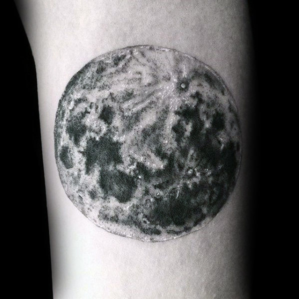 30 realistische Mond Tattoo Designs für Männer Astronomische Ideen