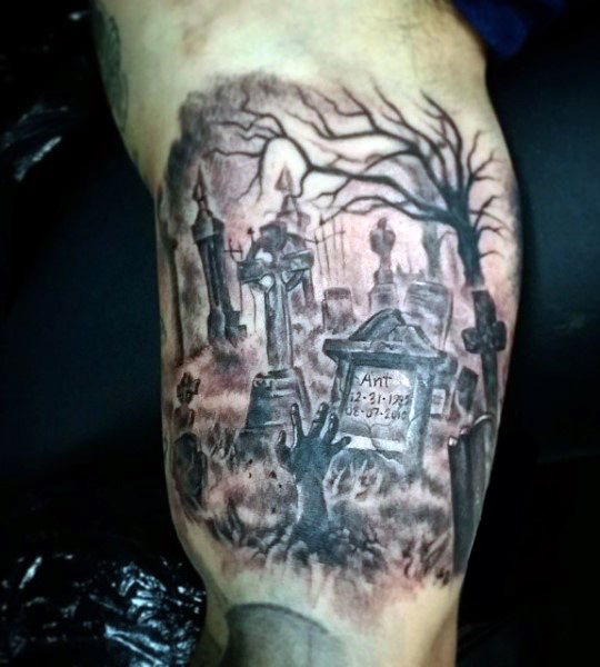 40 Graveyard Tattoo Designs für Männer Grabsteine und erdigen Bindungen zurückgelassen Mann
