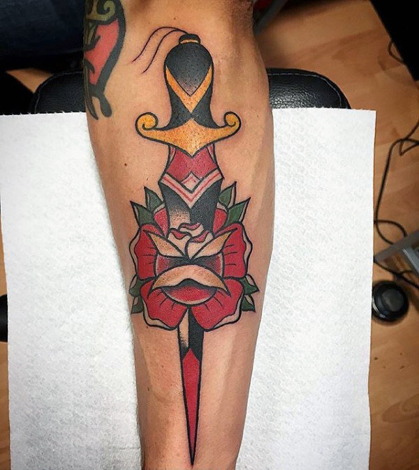 70 traditionelle Dolch Tattoo Designs für Männer scharfe Tinte Ideen