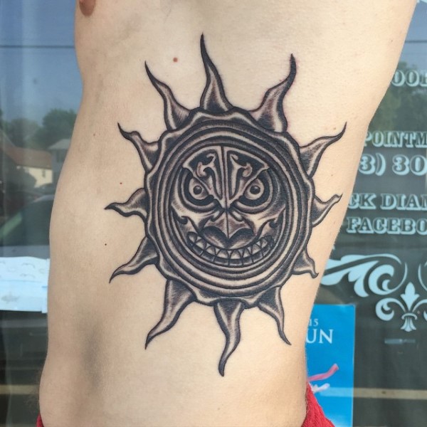 50 Tribal Sun Tattoo Designs für Männer schwarze Tinte