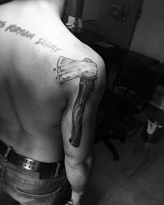 60 Axt Tattoo Designs für Männer Holzschnitzel Tinte Ideen Mann