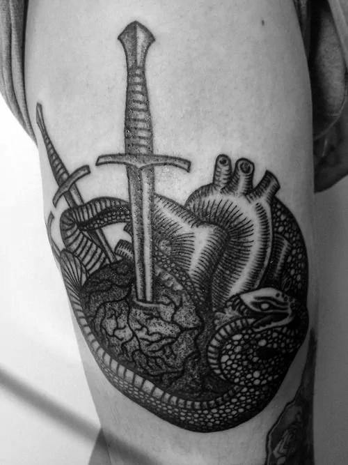 40 gebrochenes Herz Tattoo Designs für Männer Split Ink Ideen Mann