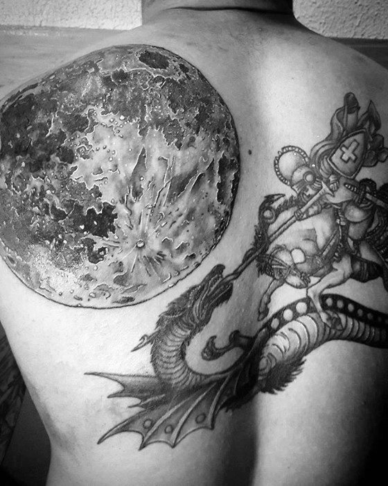 30 realistische Mond Tattoo Designs für Männer Astronomische Ideen