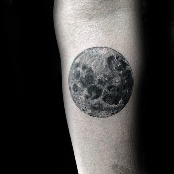 30 realistische Mond Tattoo Designs für Männer Astronomische Ideen